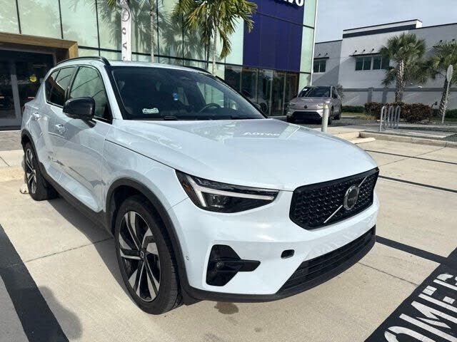 2024 VOLVO XC40