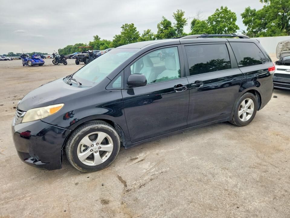 2011 TOYOTA Sienna