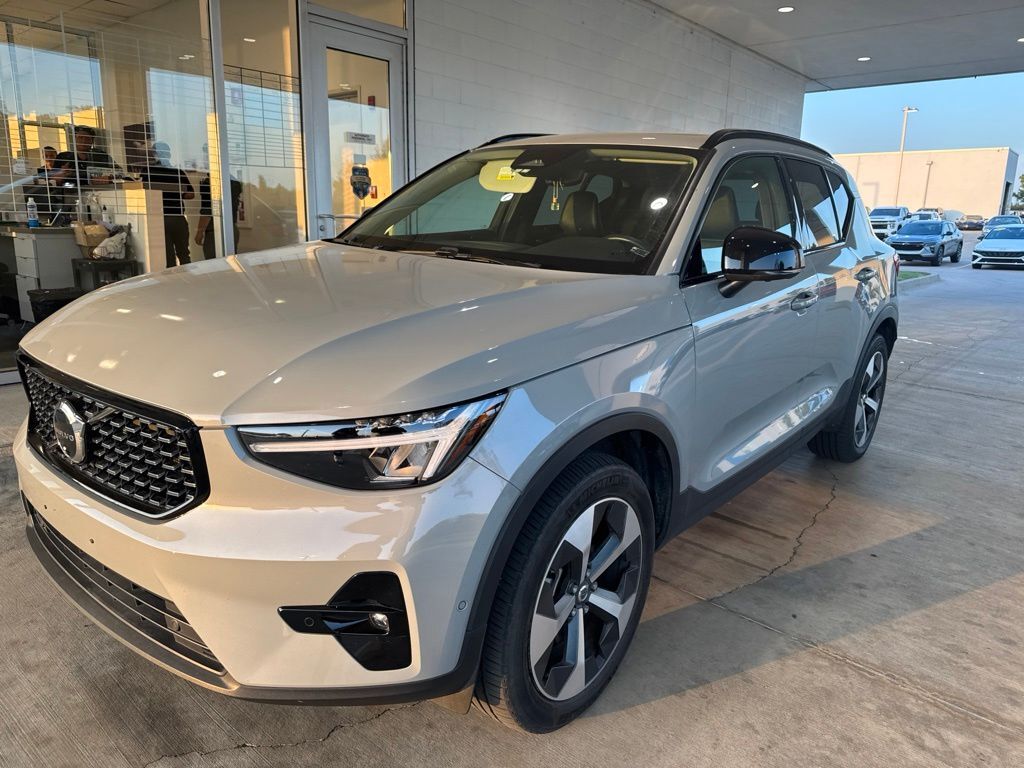 2024 VOLVO XC40