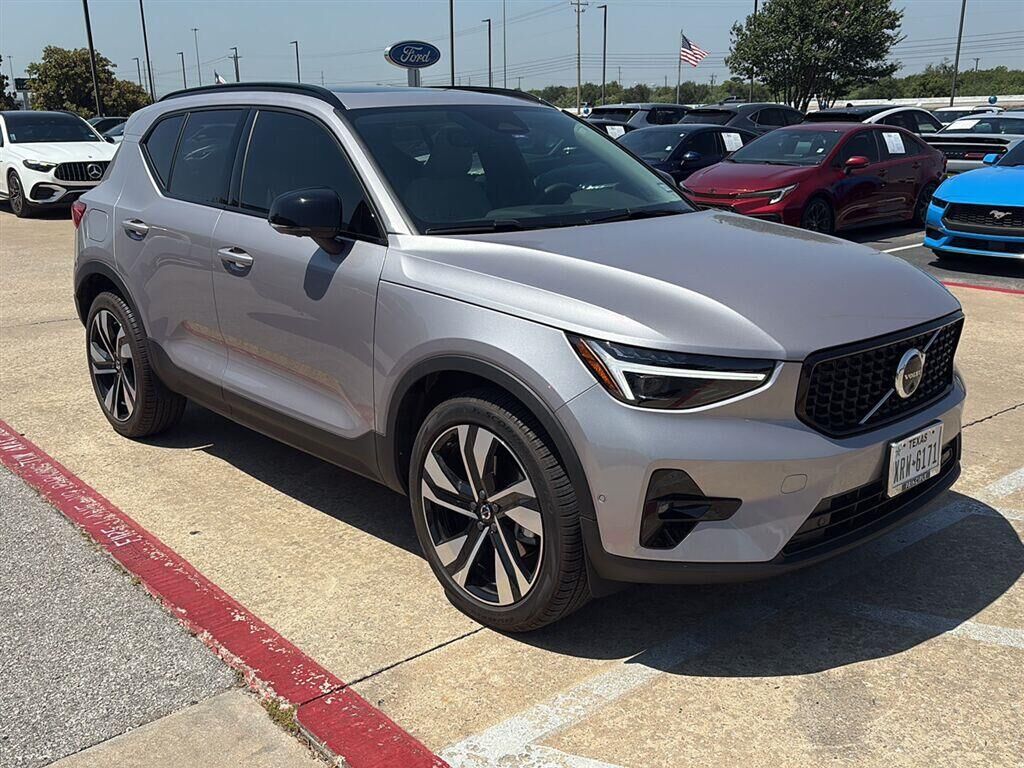 2026 VOLVO XC40