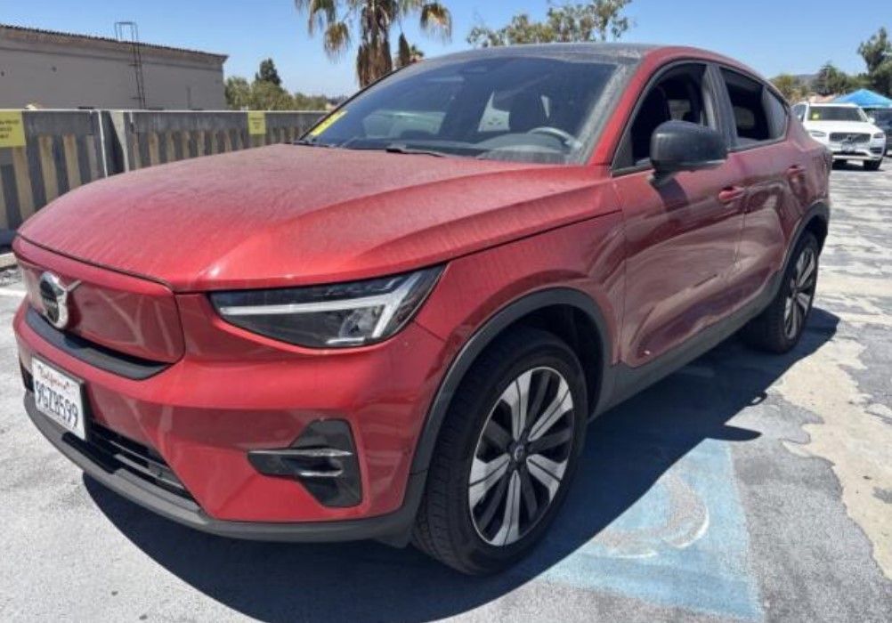 2023 VOLVO C40