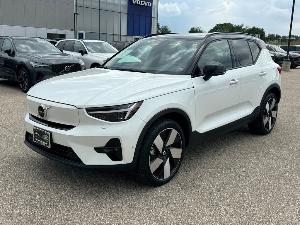2023 VOLVO XC40