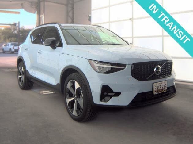 2026 VOLVO XC40