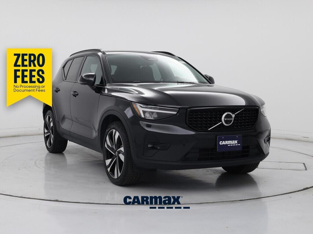 2025 VOLVO XC40