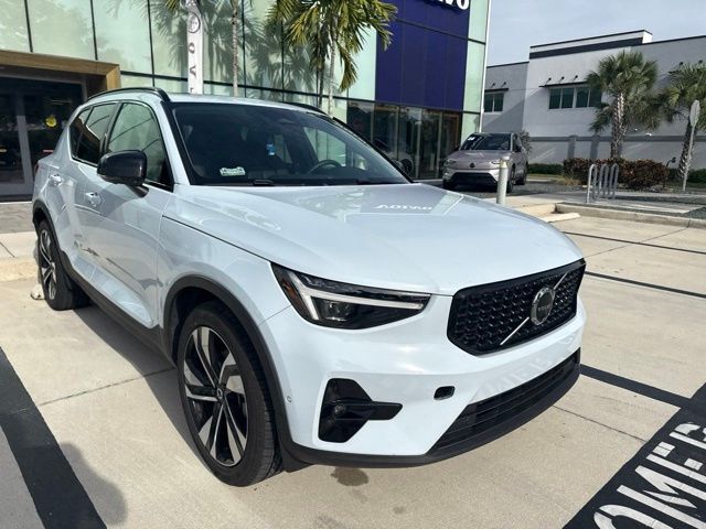 2024 VOLVO XC40