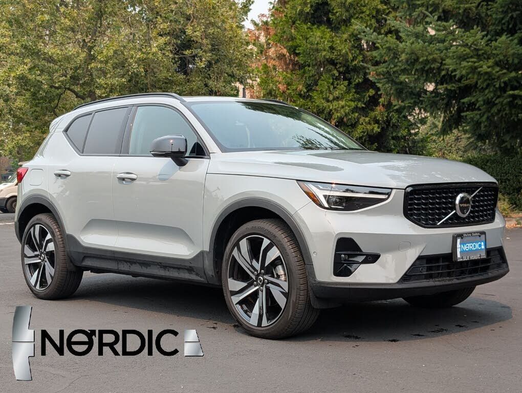 2025 VOLVO XC40