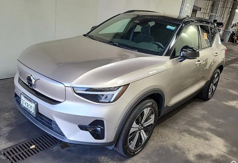 2023 VOLVO XC40