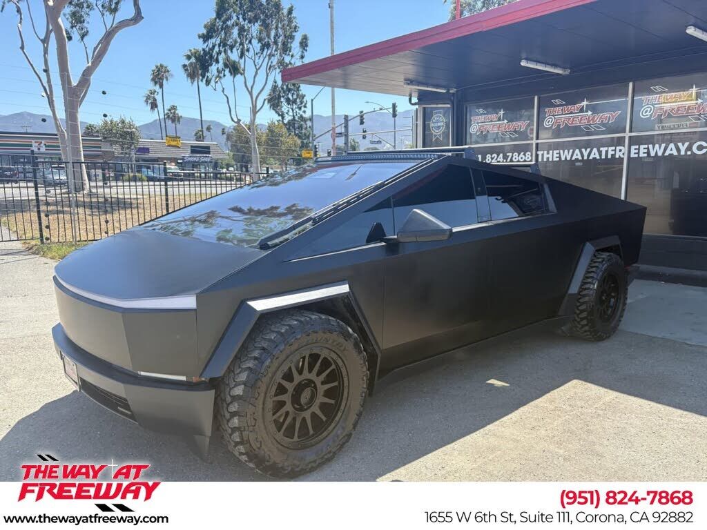 2024 TESLA Cybertruck