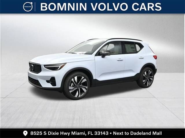 2026 VOLVO XC40