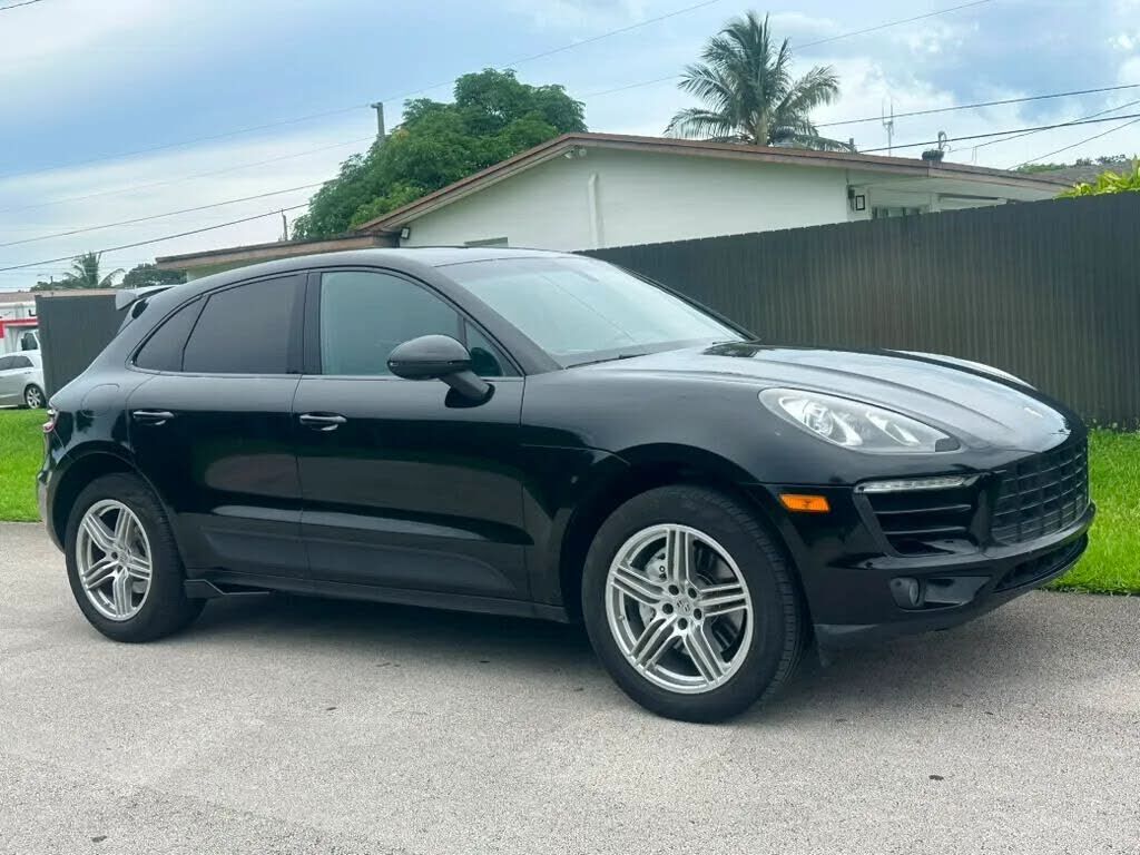 2016 PORSCHE Macan