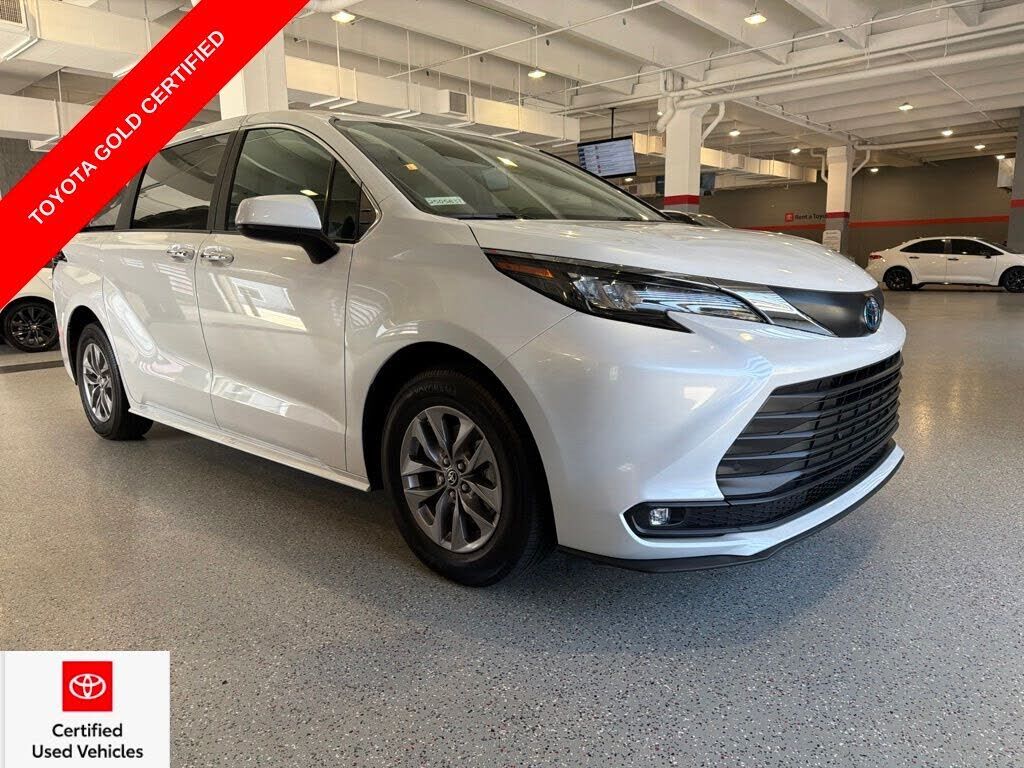 2025 TOYOTA Sienna