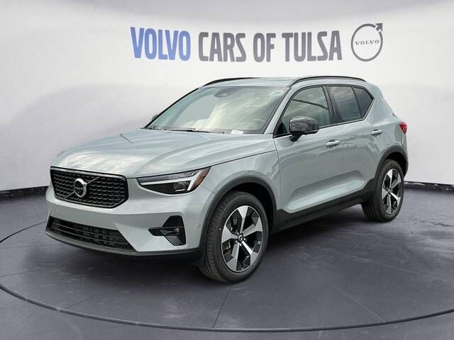 2026 VOLVO XC40