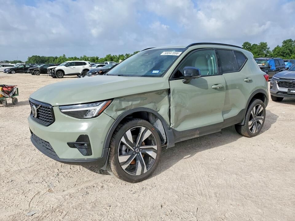 2023 VOLVO XC40