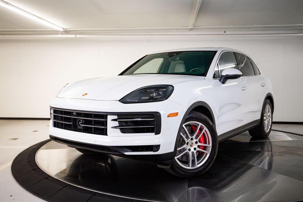 2024 PORSCHE Cayenne