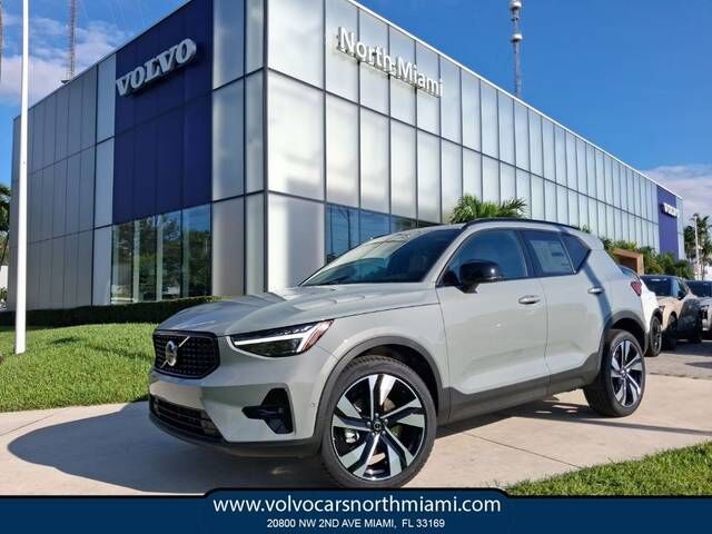 2026 VOLVO XC40