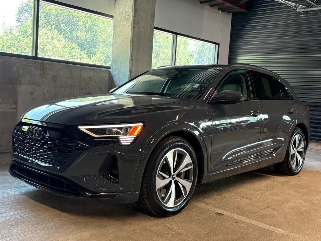 2024 AUDI Q8