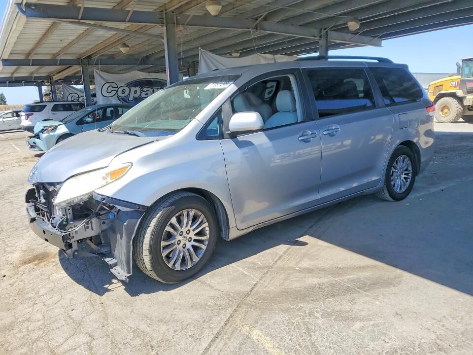 2012 TOYOTA Sienna