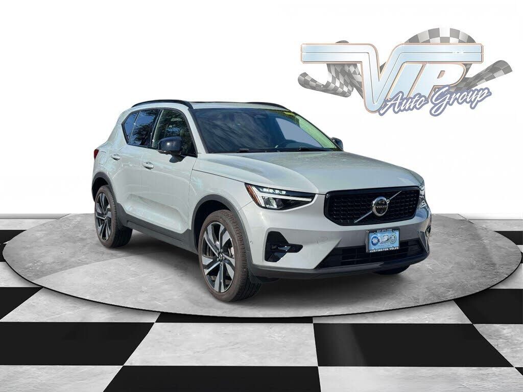 2024 VOLVO XC40