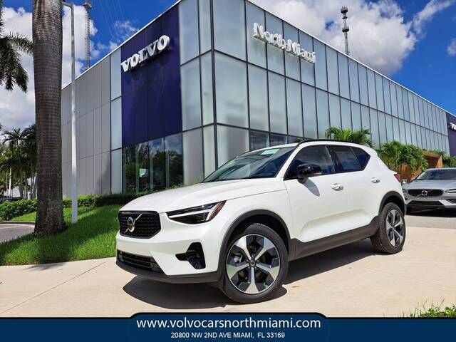 2026 VOLVO XC40