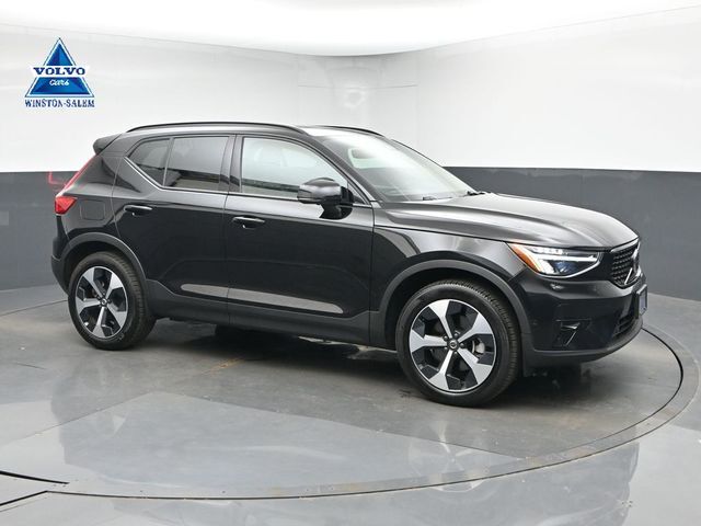 2025 VOLVO XC40