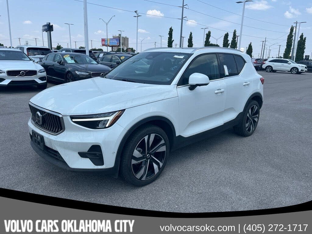 2025 VOLVO XC40