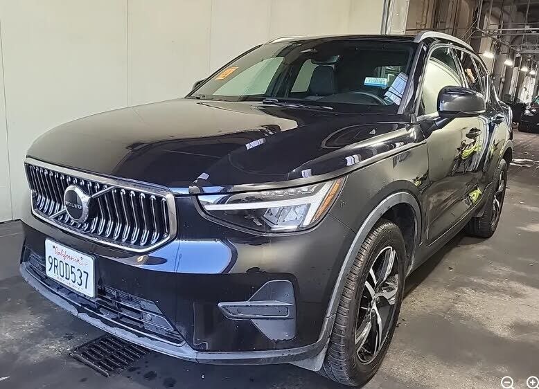 2025 VOLVO XC40