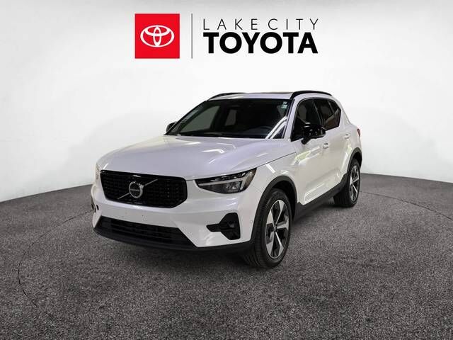 2024 VOLVO XC40