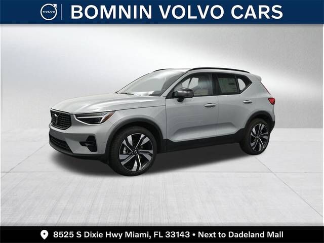 2026 VOLVO XC40