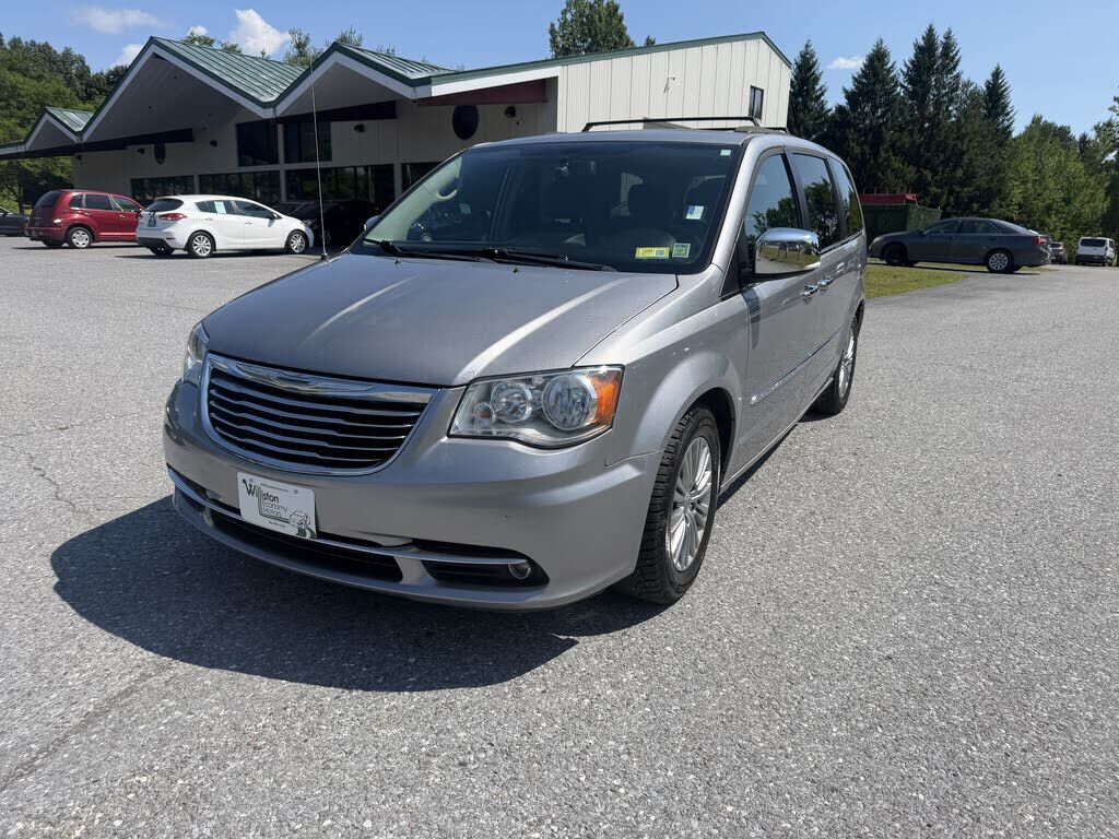 2016 CHRYSLER Town and Country