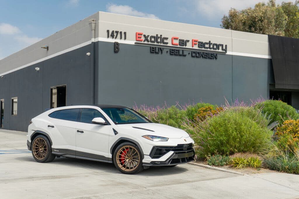 2023 LAMBORGHINI URUS