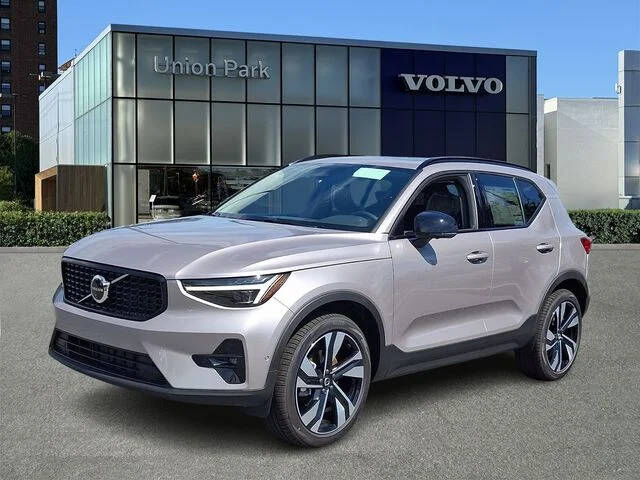 2026 VOLVO XC40