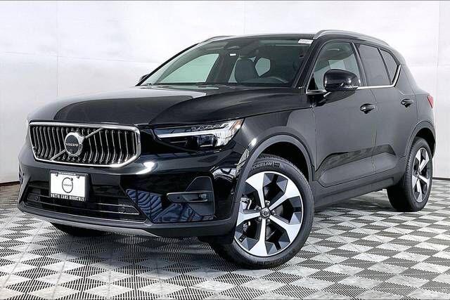 2025 VOLVO XC40