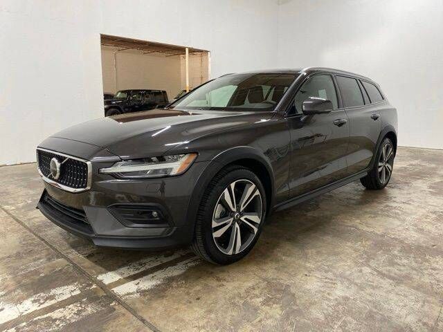 2025 VOLVO V60CC