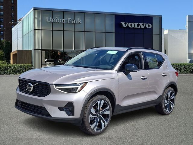 2026 VOLVO XC40