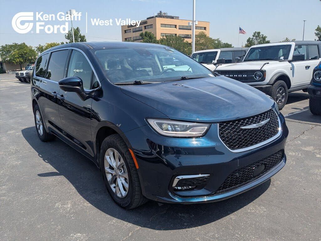 2023 CHRYSLER Pacifica