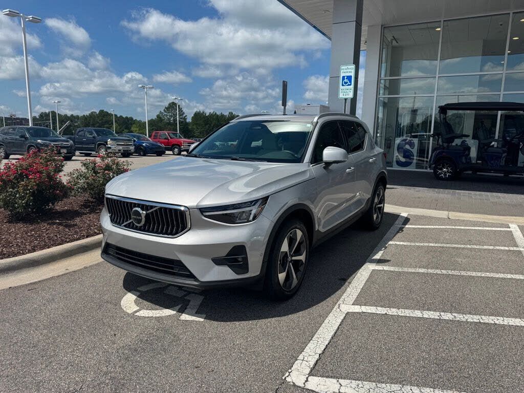 2023 VOLVO XC40