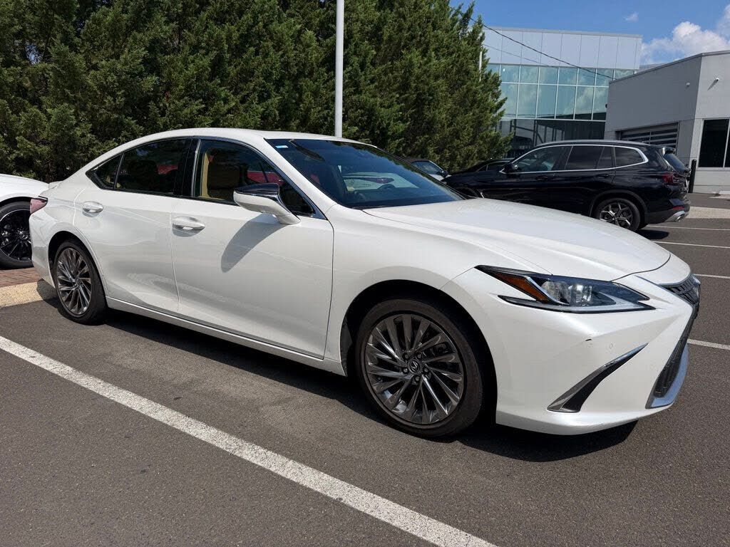2024 LEXUS ES