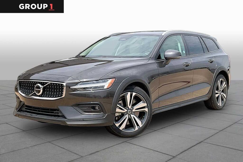 2025 VOLVO V60CC