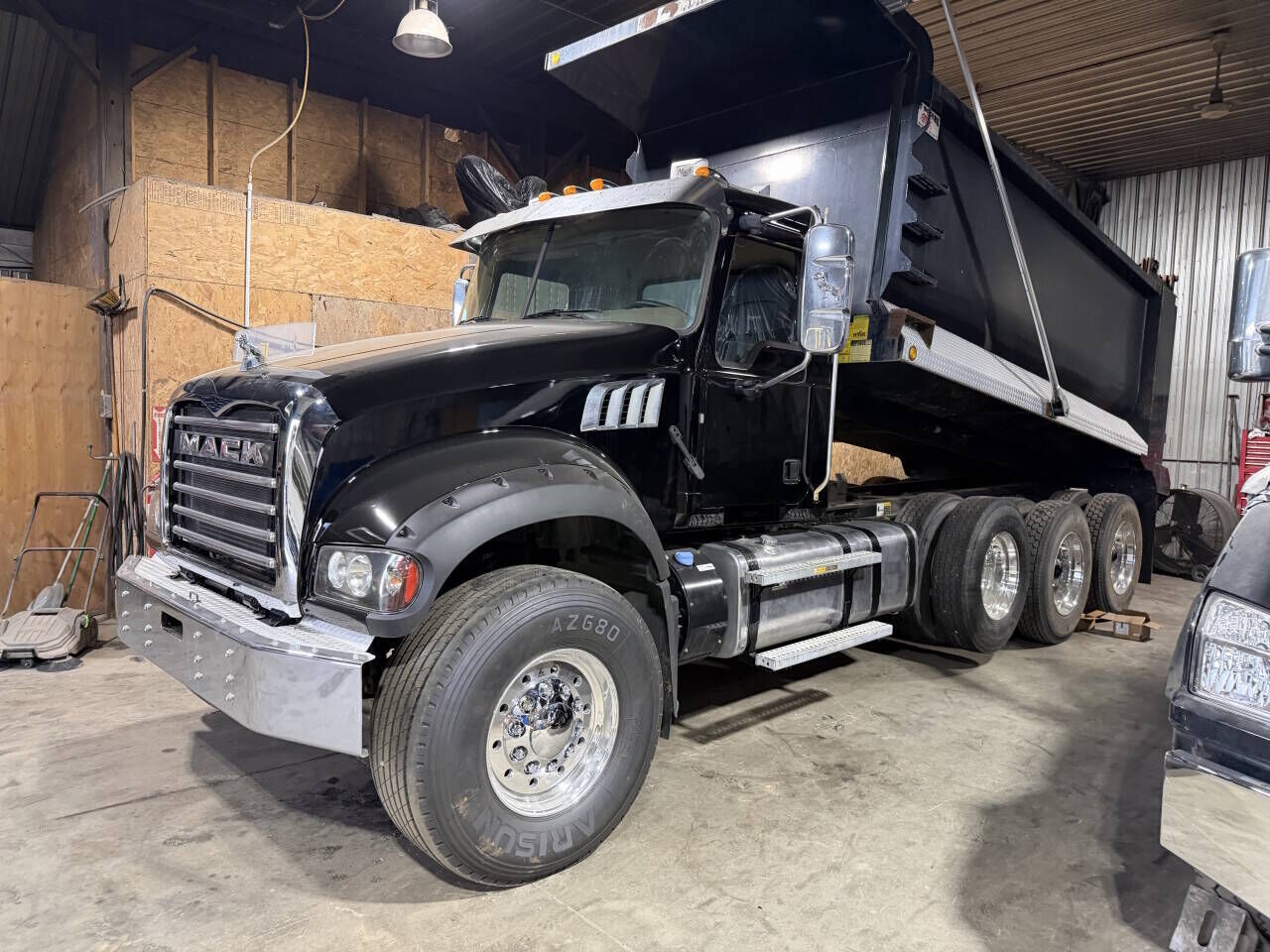 2017 MACK GU