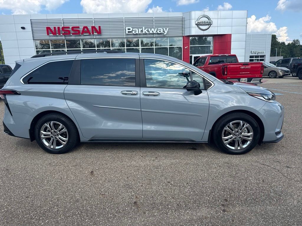 2023 TOYOTA Sienna