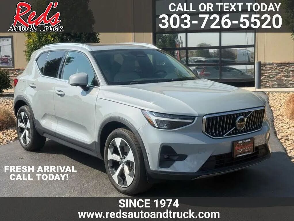 2024 VOLVO XC40