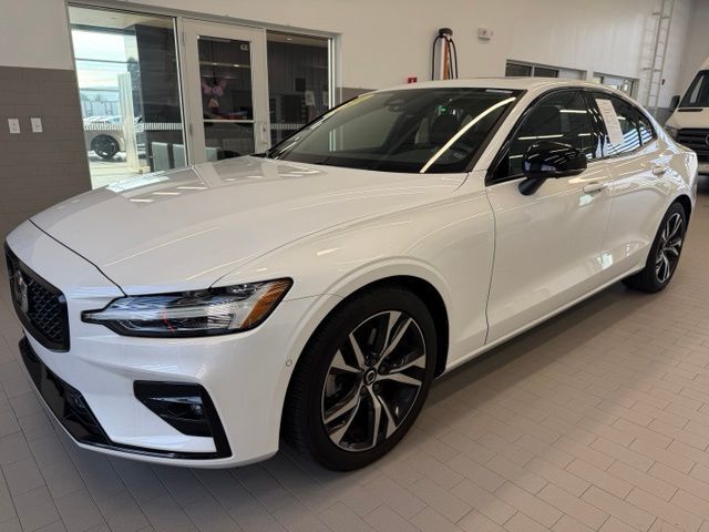2024 VOLVO S60