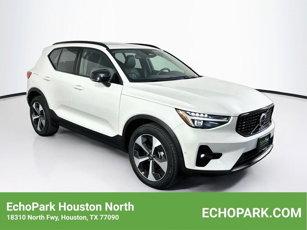 2026 VOLVO XC40