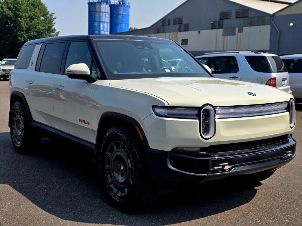 2025 RIVIAN R1S