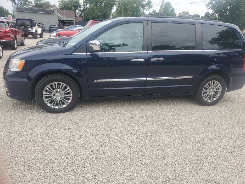 2016 CHRYSLER Town and Country