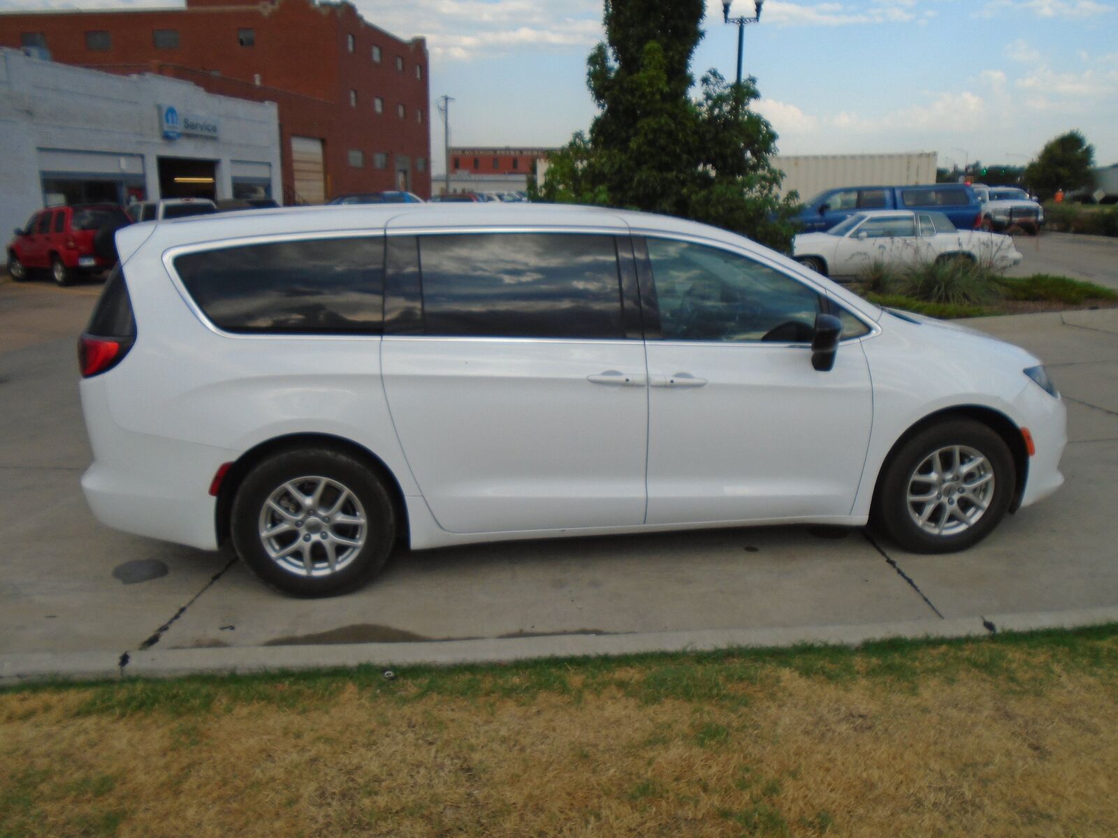 2024 CHRYSLER Voyager