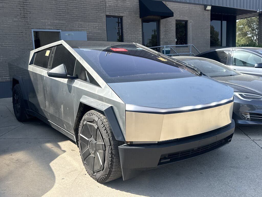 2025 TESLA Cybertruck