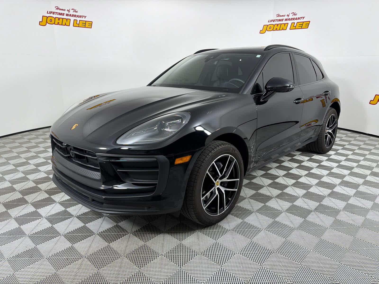 2025 PORSCHE Macan