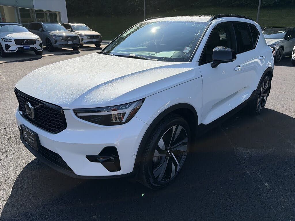 2023 VOLVO XC40