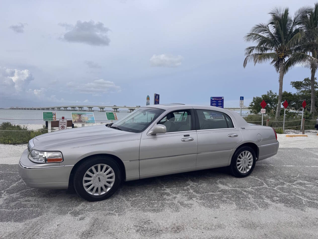 2005 LINCOLN Town Car